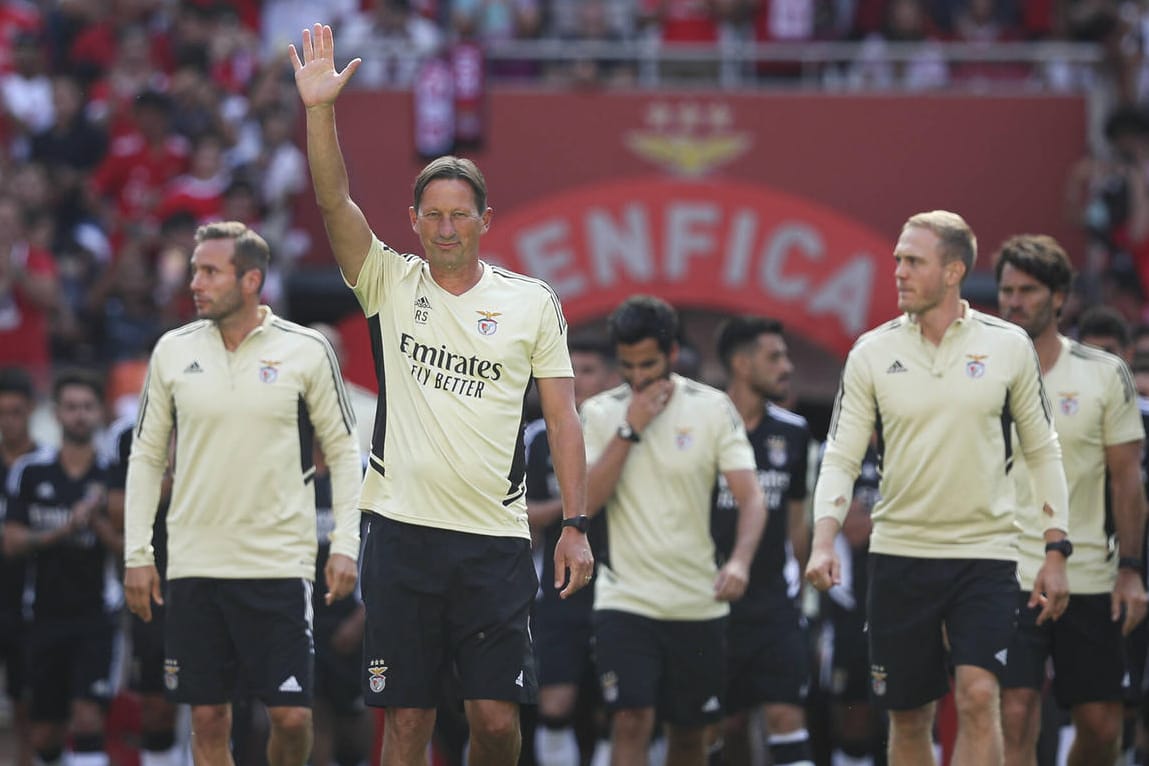 Roger Schmidt beim Einlauf ins Stadion: Der deutsche Trainer kam von der PSV Eindhoven nach Lissabon.