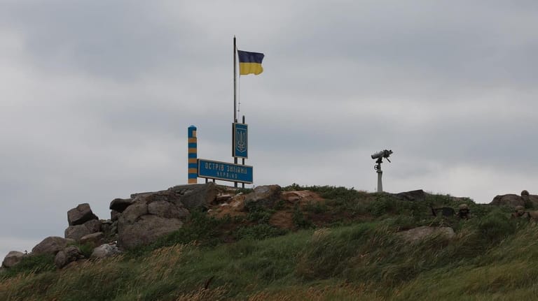 Das Foto der ukrainischen Grenzschutzeinheiten soll die gehisste Nationalfahne auf der Schlangeninsel zeigen.