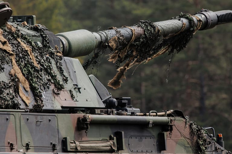 Eine Panzerhaubitze 2000 bei Übungen in Norddeutschland im Mai: "Fahren, schießen, fahren schließen!"