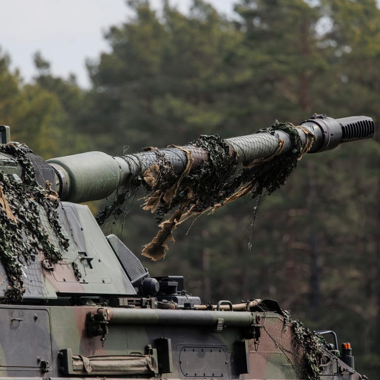 Eine Panzerhaubitze 2000 bei Übungen in Norddeutschland im Mai: "Fahren, schießen, fahren schließen!"