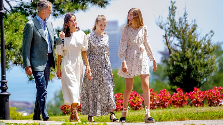 4. Juli 2022: Königin Letizia und König Felipe mit ihren Töchtern in Barcelona.