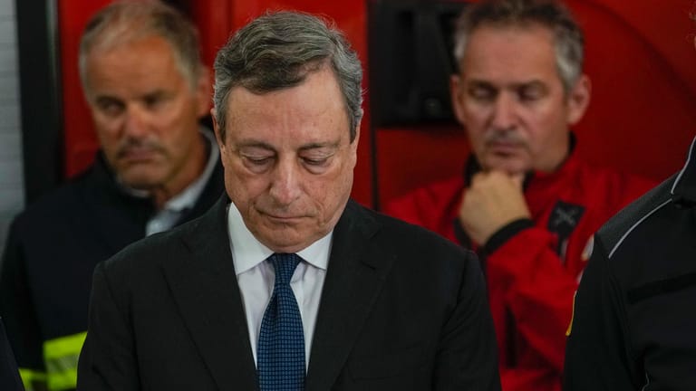 Mario Draghi (M.): Der italienische Premier reiste am Montag zum Unglücksort.