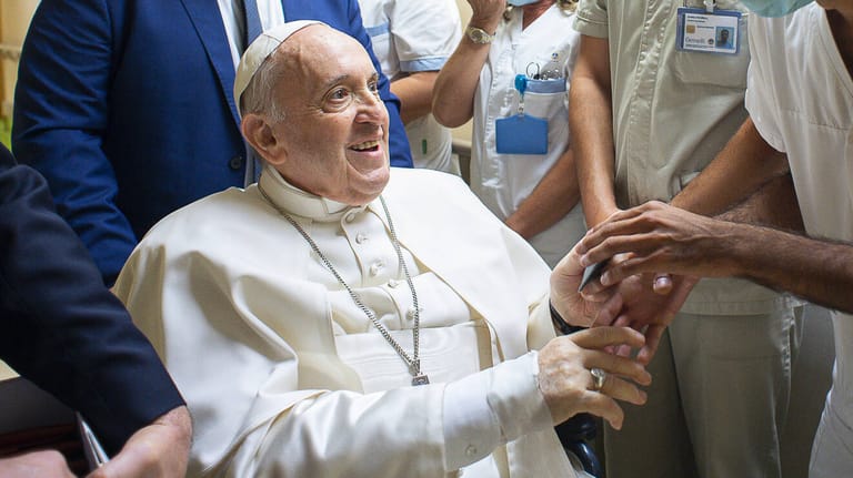 Papst Franziskus (Archiv): Eine Darm-OP vor gut einem Jahr löste Gerüchte aus.