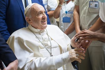 Papst Franziskus (Archiv): Eine Darm-OP vor gut einem Jahr löste Gerüchte aus.