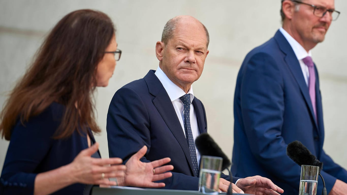 Bundeskanzler Olaf Scholz (m.), die DGB-Vorsitzende Yasmin Fahimi (l.) und Arbeitgeberpräsident Rainer Dulger: Scholz hatte zu einer konzertierten Aktion geladen.