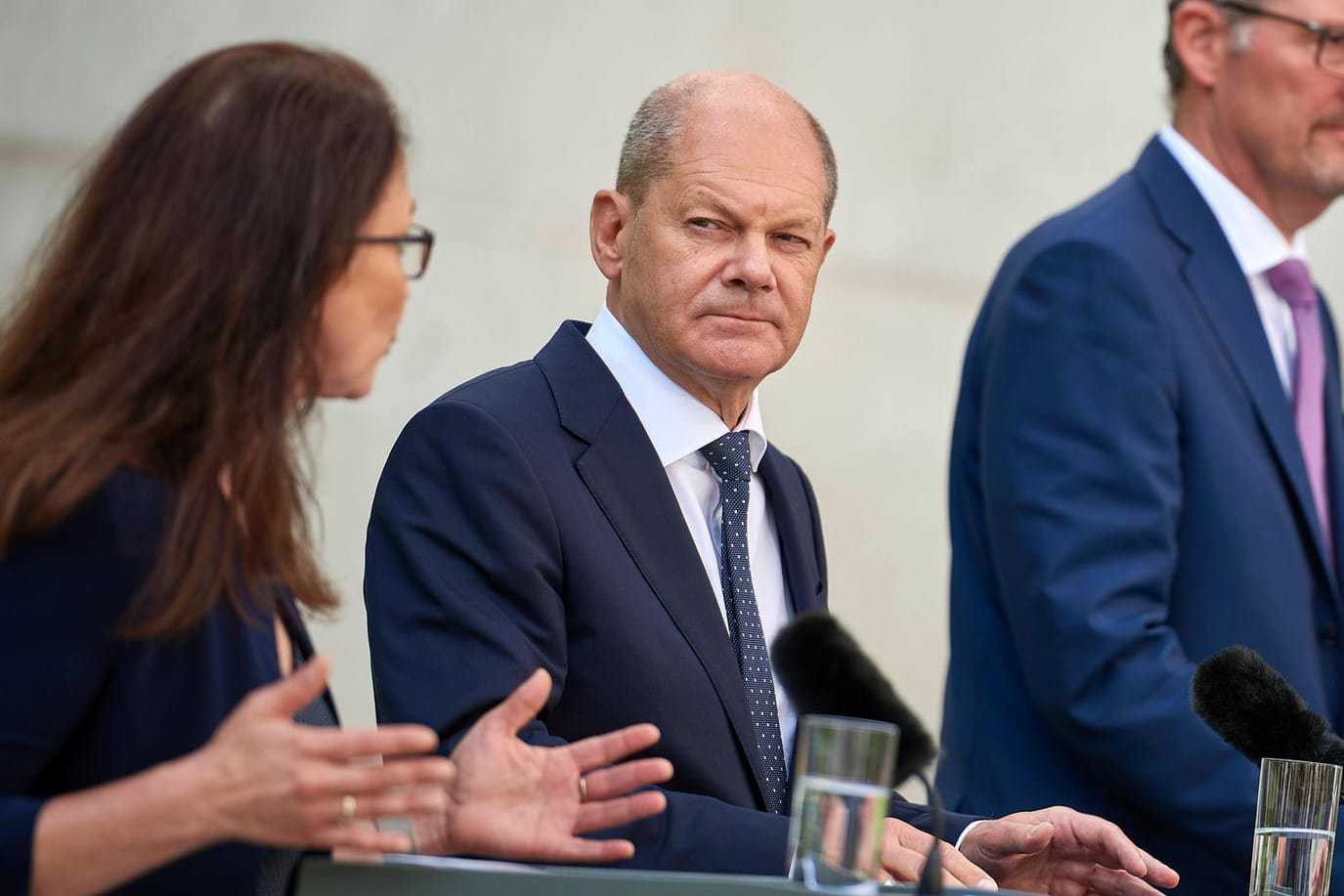 Bundeskanzler Olaf Scholz (m.), die DGB-Vorsitzende Yasmin Fahimi (l.) und Arbeitgeberpräsident Rainer Dulger: Scholz hatte zu einer konzertierten Aktion geladen. Bundeskanzler Olaf Scholz (m.), die DGB-Vorsitzende Yasmin Fahimi (l.) und Arbeitgeberpräsident Rainer Dulger: Scholz hatte zu einer konzertierten Aktion geladen.