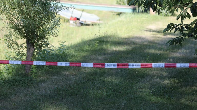 Unfallort in Bad Sulza, Thüringen: Auf dem Grundstück tat sich plötzlich ein sechs Meter tiefes Loch auf.