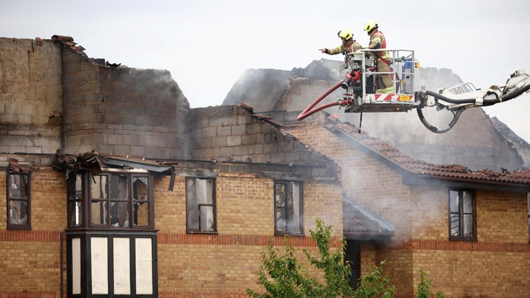 Bedford, Großbritannien: Die Feuerwehr löschte das dreistöckige Gebäude mit 20 Wohneinheiten.