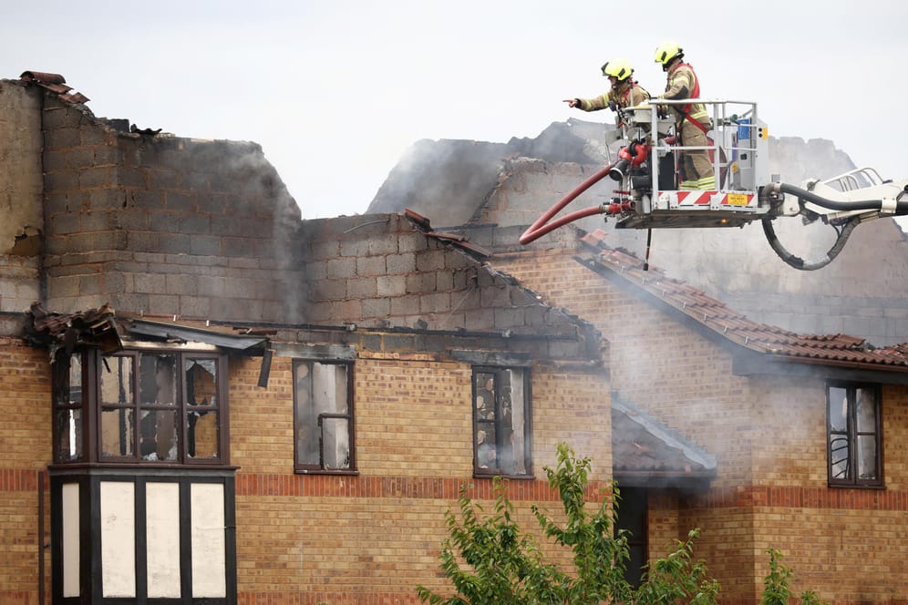 Bedford, Großbritannien: Die Feuerwehr löschte das dreistöckige Gebäude mit 20 Wohneinheiten.