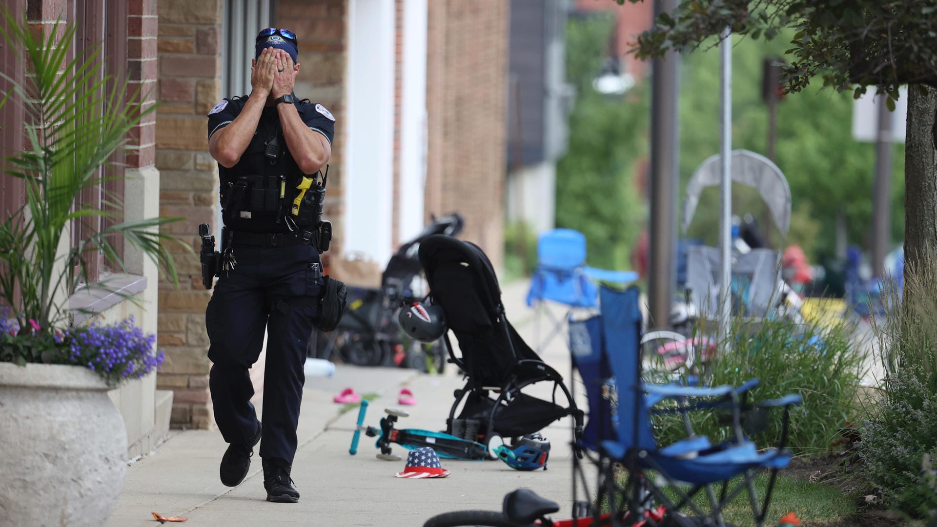 Ein Polizeibeamter in der Innenstadt von Highland Park: In den leeren Straßen stehen zurückgelassene Campingstühle.