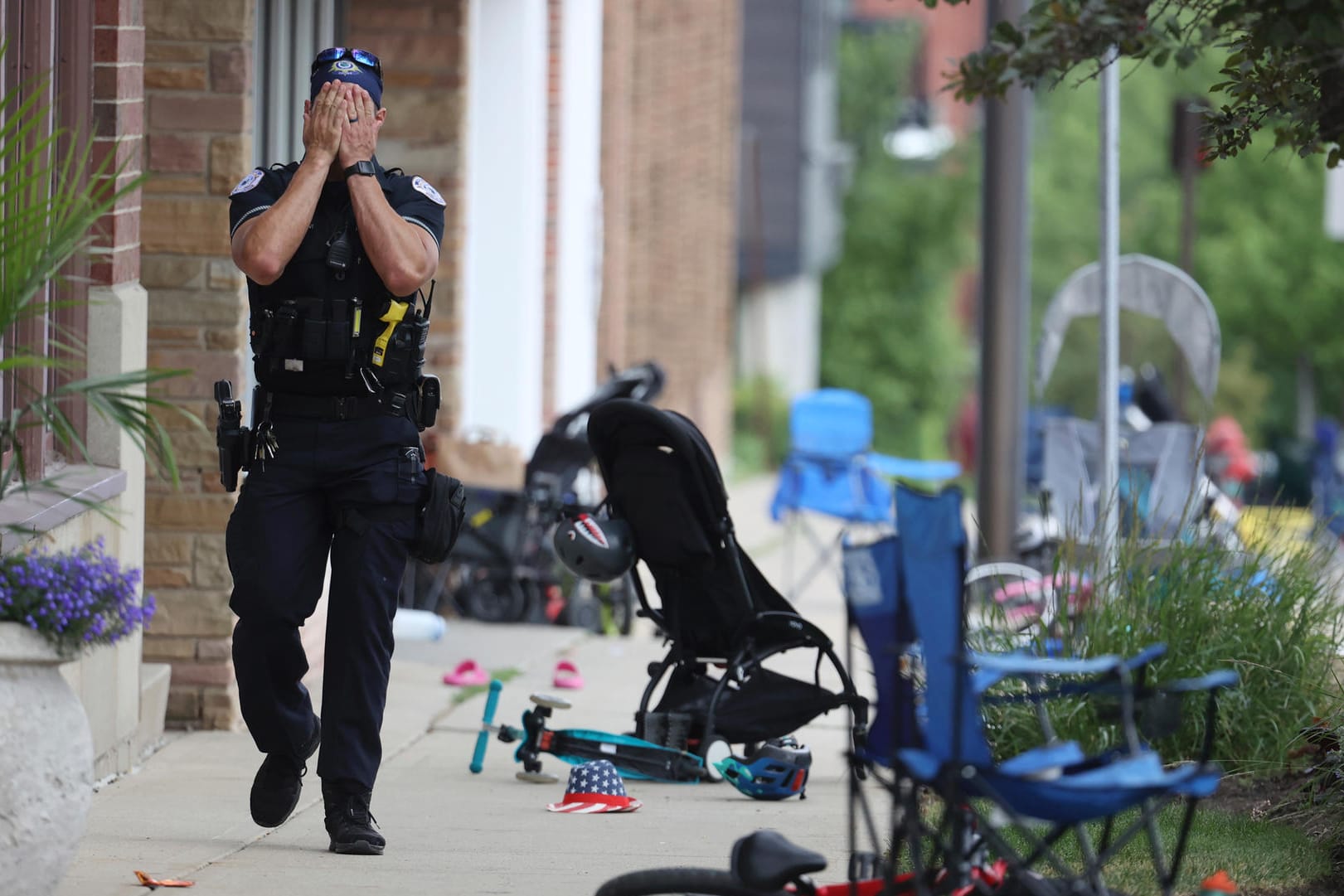 Ein Polizeibeamter in der Innenstadt von Highland Park: In den leeren Straßen stehen zurückgelassene Campingstühle.