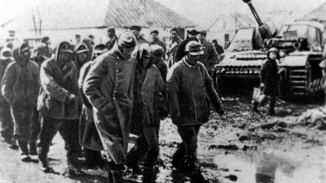 Besiegte Wehrmachtssoldaten gingen in Gefangenschaft.