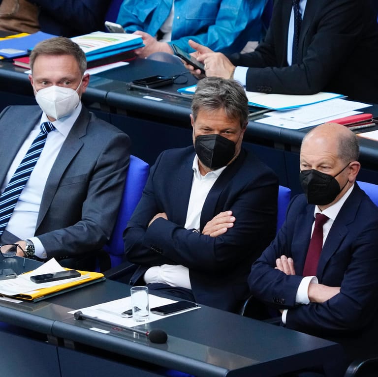 Finanzminister Lindner (FDP), Wirtschaftsminister Habeck (Grüne) und Kanzler Scholz (SPD) im Bundestag (Archiv): Sozialdemokraten und Grüne verlieren, die Liberalen gewinnen leicht hinzu.