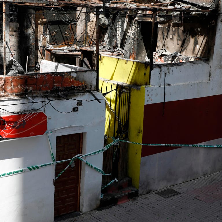Ausgebrannte Bar "Why not?" auf Mallorca: Mehr als sechs Wochen nach dem Brand sitzen acht deutsche Urlauber weiter in Untersuchungshaft.