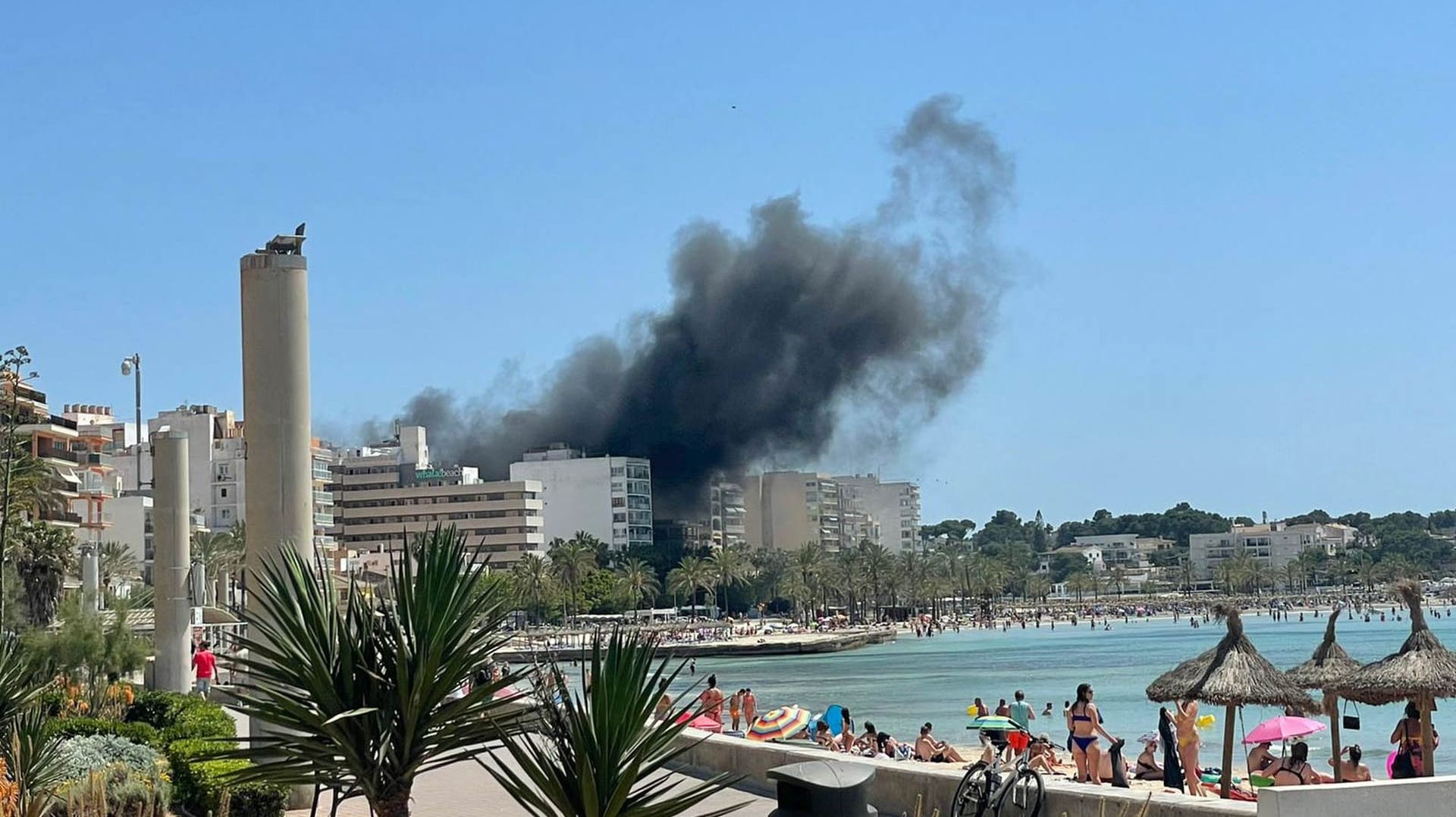 Rauchschwaden über dem Badeort S'Arenal in Mallorca, Spanien: Die vom Feuer getroffene Bar "Why not" liegt nahe der Strandpromenade.