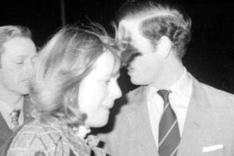 Wie alles begann: Anfang der Siebzigerjahre lernten sich Camilla und Prinz Charles bei einem Polospiel kennen und führten eine Romanze, in der der Thronfolger seiner Freundin seine Liebe gestand.