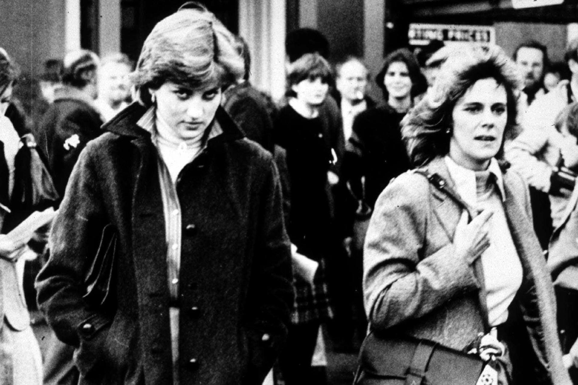 Auf und Ab: Nach Camillas (rechts) Verlobung blieben sie und Prinz Charles befreundet, ließen ihre Beziehung Ende der Siebzigerjahre dann aber wieder aufleben. Mit der Hochzeit 1981 von Prinz Charles und Lady Diana (links) gingen sie wieder auf Abstand.