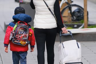 Mutter spaziert mit ihrem Kind (Archiv): Bund und Länder hatten im vergangenen September einen Rechtsanspruch auf Ganztagsbetreuung in der Grundschule beschlossen.