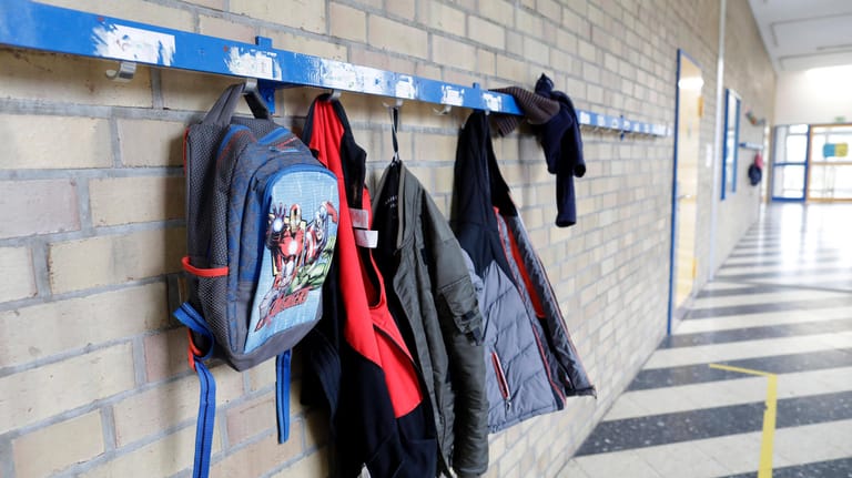 Gang in einer Grundschule mit Jacke und Tasche an der Garderobe (Archiv): Ein gutes Zeugnis stellt die Studie nur Berlin, Hamburg und Thüringen aus.