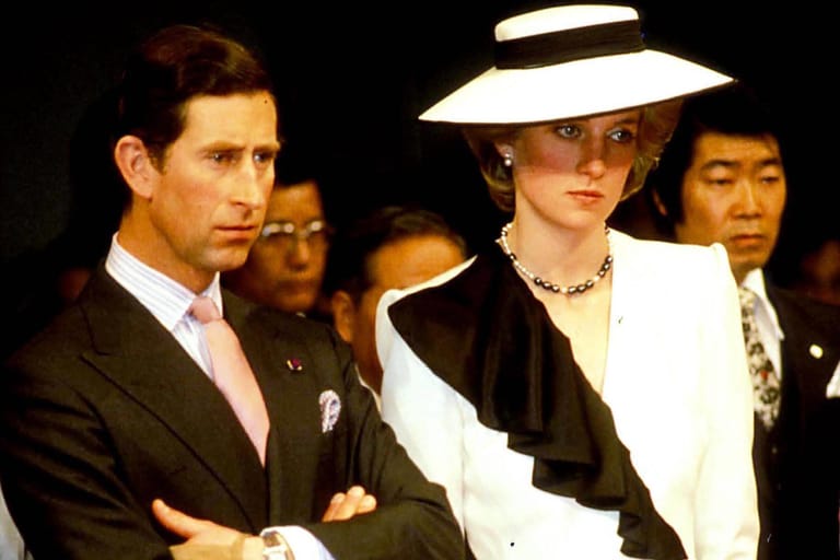 Wilde Affären: 1986 kriselte nicht nur die Ehe des Thronfolgers, auch Andrew Parker Bowles schlief mit anderen Frauen. So bändelten Prinz Charles und Camilla wieder an.