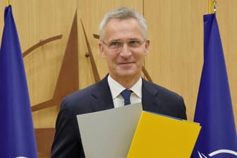 Nato-Generalsekretär Jens Stoltenberg mit den unterschriebenen Beitrittsprotokollen: Bis Finnland und Schweden tatsächlich aufgenommen werden, könnte es noch sechs bis acht Monate dauern.