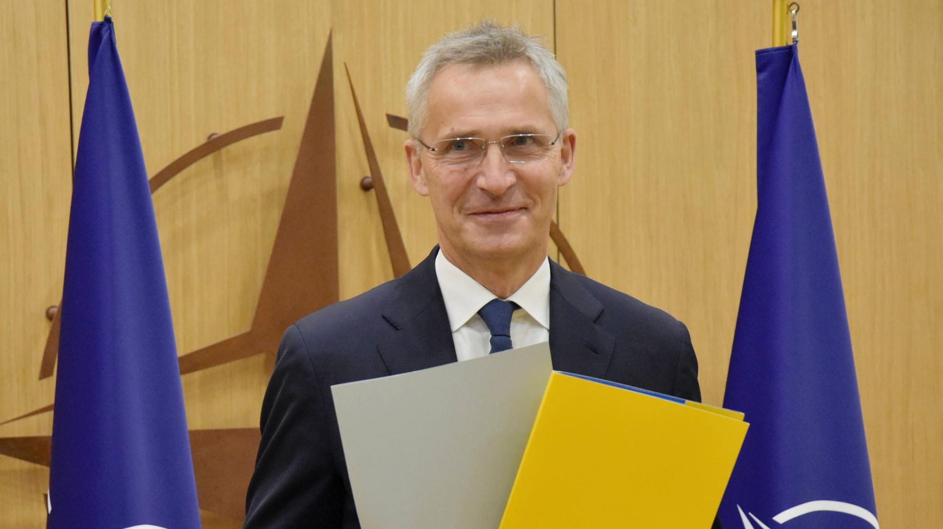 Nato-Generalsekretär Jens Stoltenberg mit den unterschriebenen Beitrittsprotokollen: Bis Finnland und Schweden tatsächlich aufgenommen werden, könnte es noch sechs bis acht Monate dauern. Nato-Generalsekretär Jens Stoltenberg mit den unterschriebenen Beitrittsprotokollen: Bis Finnland und Schweden tatsächlich aufgenommen werden, könnte es noch sechs bis acht Monate dauern.