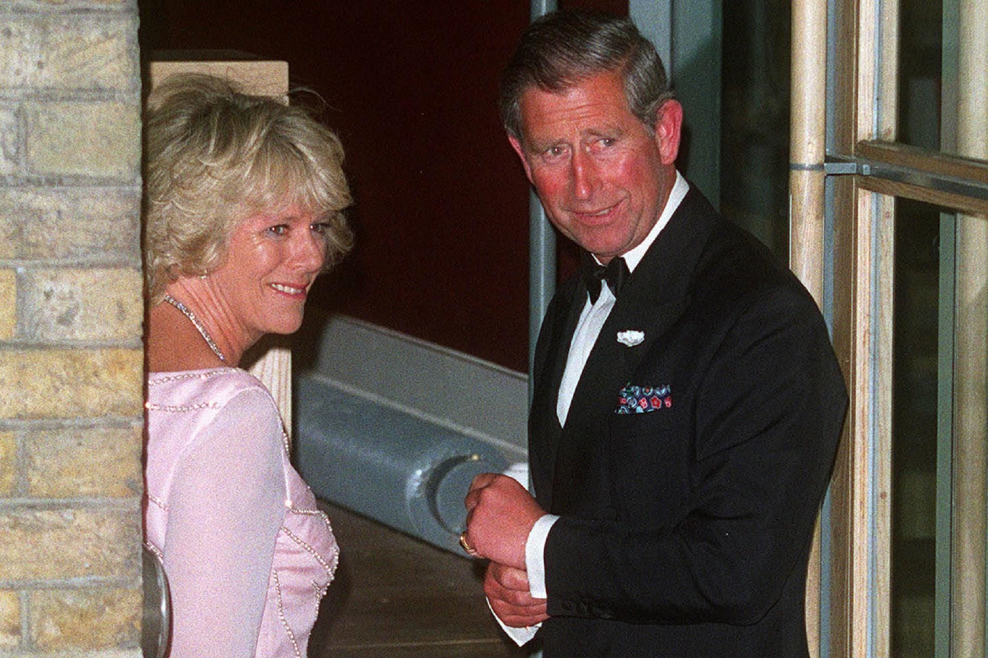 Scheidungen: 1995 ließ sich Camilla scheiden. Ein Jahr später folgte auch die Scheidung des Sohnes der Queen. Nachdem sich die heutige Herzogin vorerst aus der Öffentlichkeit zurückgezogen hatte, tauchten 1999 wieder erste Fotos von Prinz Charles und Camilla auf.