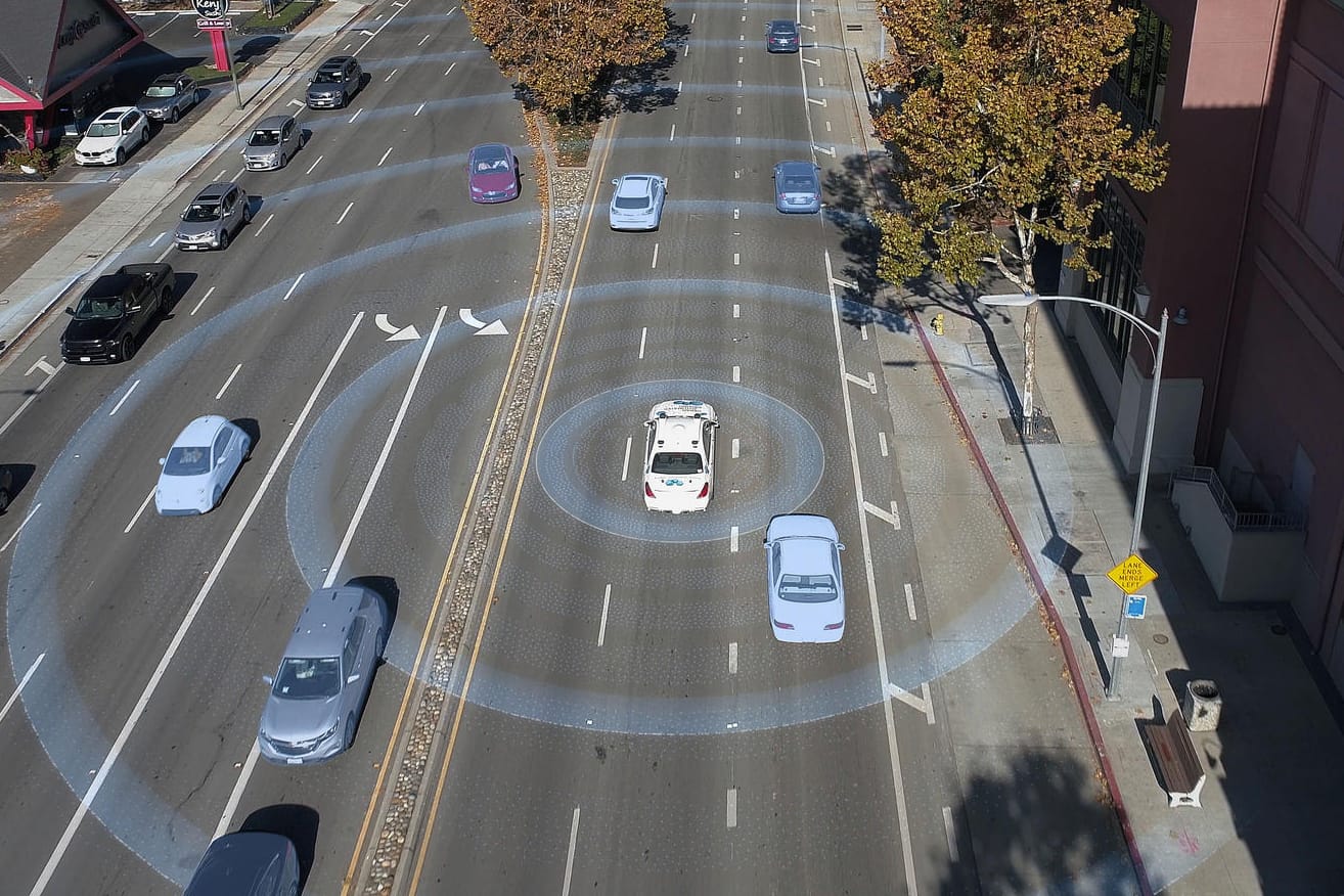 Rundumblick: Mithilfe verschiedener Sensoren nehmen moderne Autos ihre Umwelt wahr.