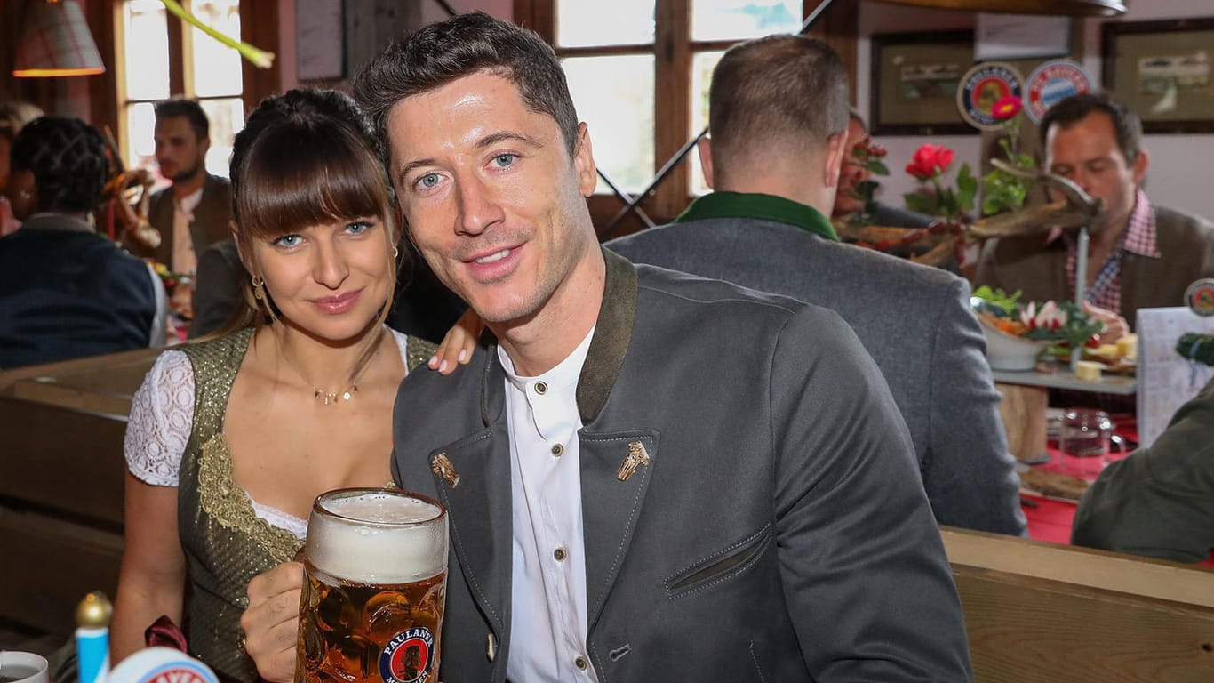 Anna Lewandowska und Robert Lewandowski beim Oktoberfest: Das Bier im Glas passt wohl kaum in den Ernährungsplan der beiden.