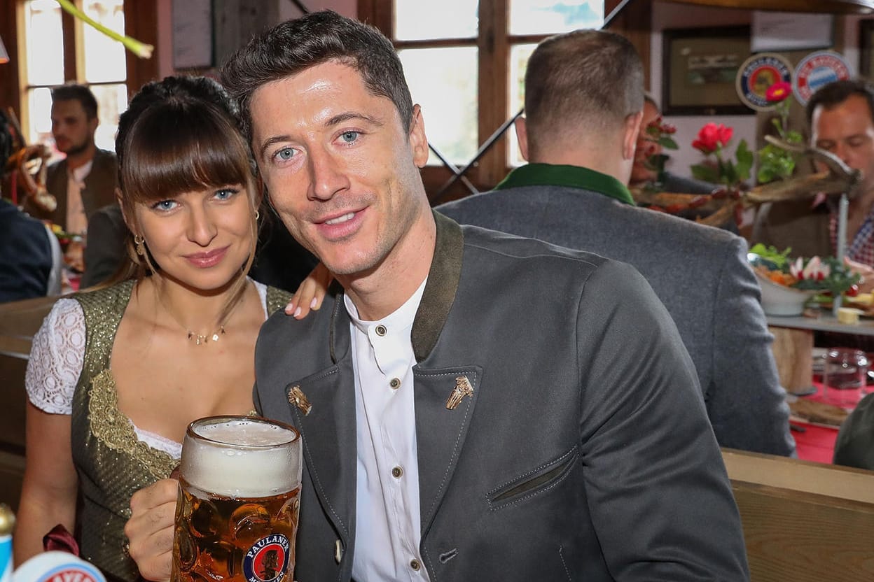 Anna Lewandowska und Robert Lewandowski beim Oktoberfest: Das Bier im Glas passt wohl kaum in den Ernährungsplan der beiden.