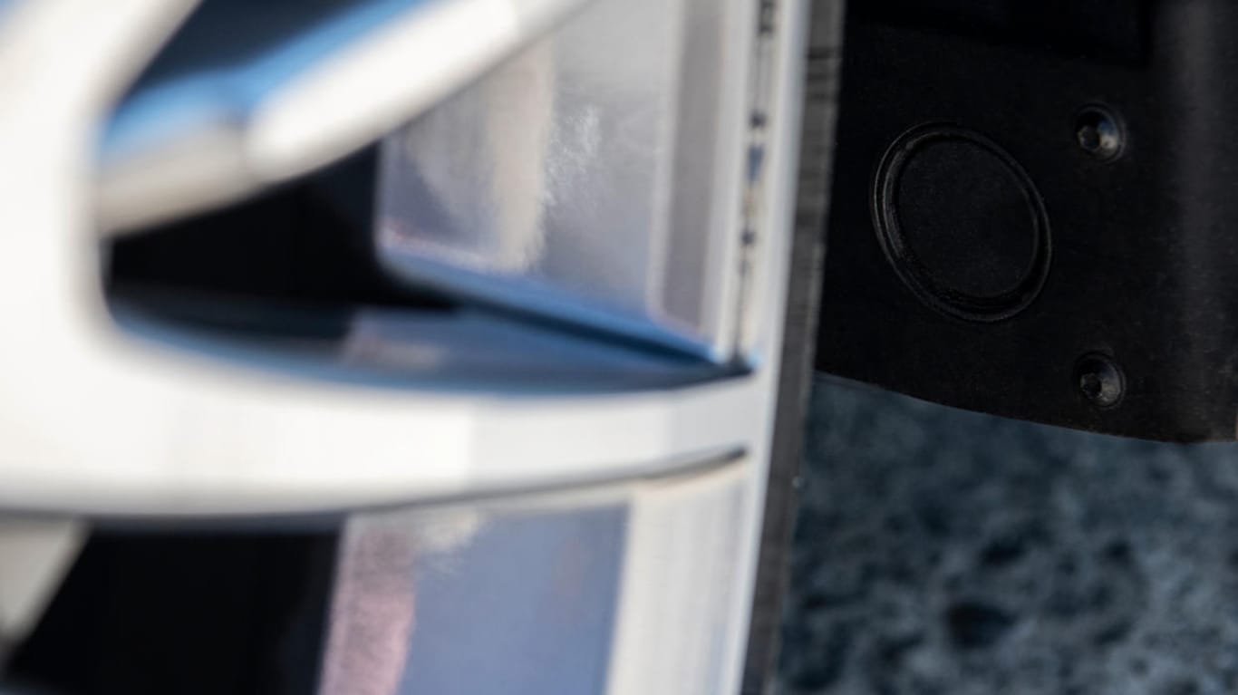 Feinfühlig: Ein Sensor im Radkasten der Mercedes S-Klasse kann Nässe auf der Straße erkennen.