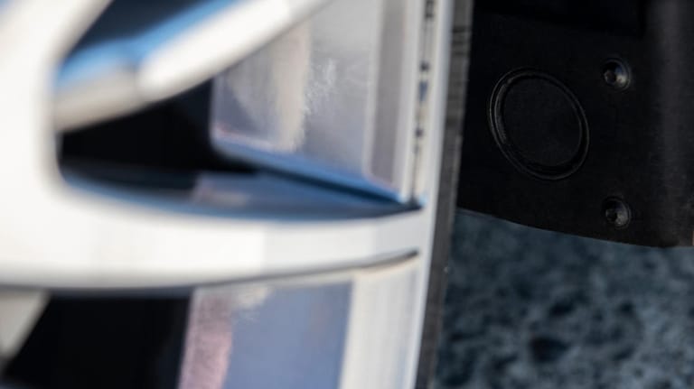 Feinfühlig: Ein Sensor im Radkasten der Mercedes S-Klasse kann Nässe auf der Straße erkennen.