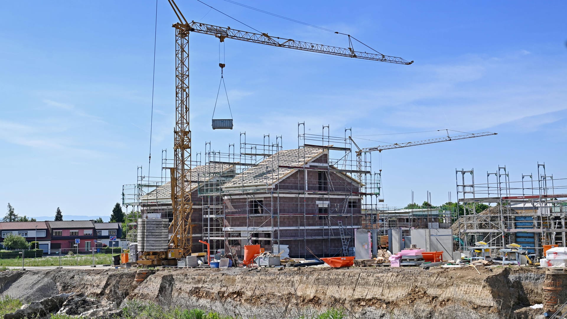 Baustelle in Baden-Württemberg (Symbolbild): Bauen und kaufen könnte günstiger werden, doch Mieter dürfen deshalb noch nicht auf fallende Mieten hoffen, schreibt t-online-Kolumnistin Ursula Weidenfeld.