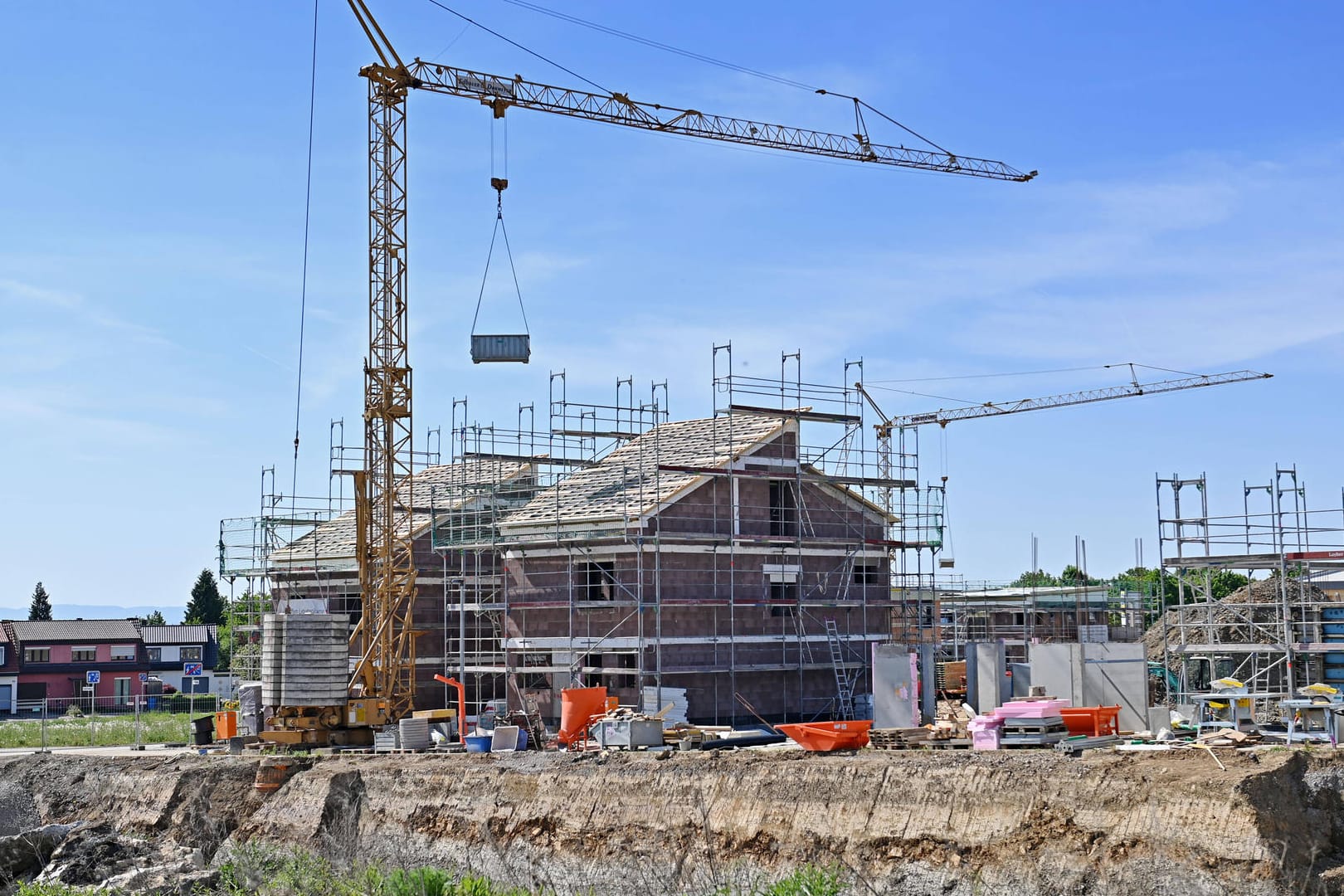 Baustelle in Baden-Württemberg (Symbolbild): Bauen und kaufen könnte günstiger werden, doch Mieter dürfen deshalb noch nicht auf fallende Mieten hoffen, schreibt t-online-Kolumnistin Ursula Weidenfeld.