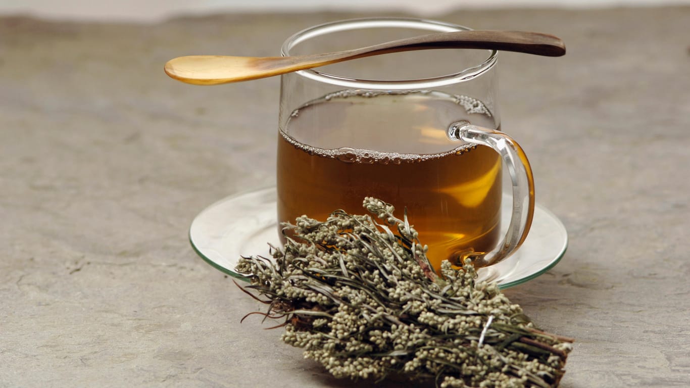 Beifuß-Tee ist ein beliebtes Hausmittel bei Magenbeschwerden und Verdauungsproblemen.