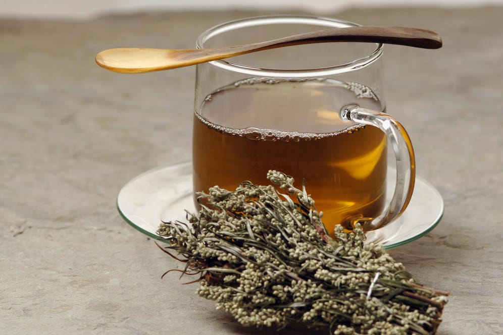 Beifuß-Tee ist ein beliebtes Hausmittel bei Magenbeschwerden und Verdauungsproblemen.