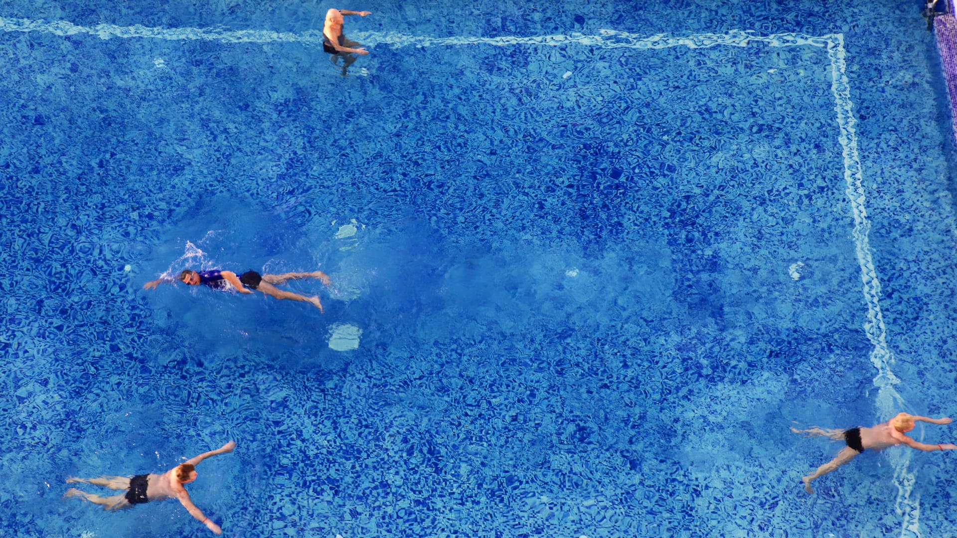 Im Pool: Wenn jemand in das Becken uriniert, färbt sich das Wasser angeblich in einer anderen Farbe.