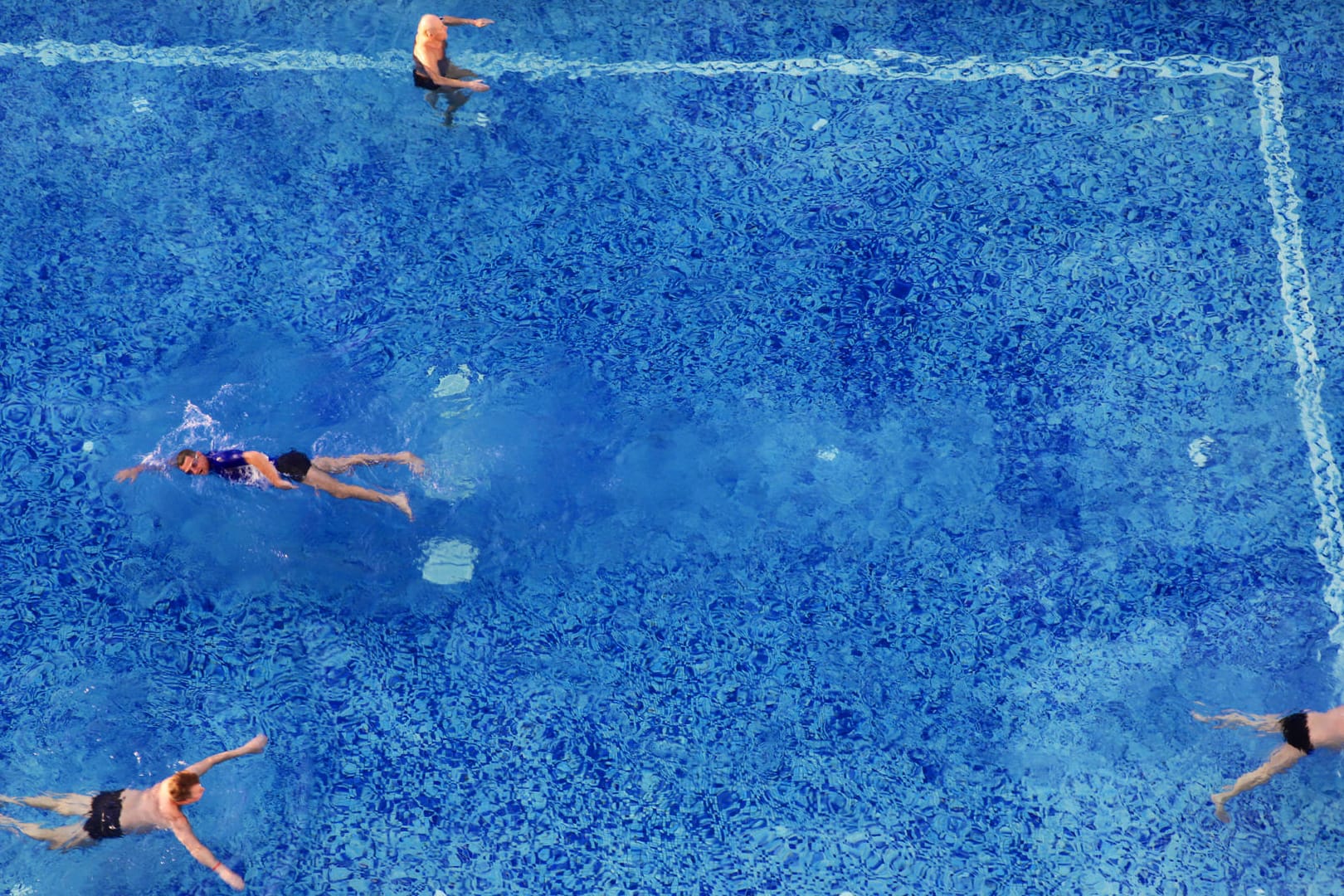 Im Pool: Wenn jemand in das Becken uriniert, färbt sich das Wasser angeblich in einer anderen Farbe.