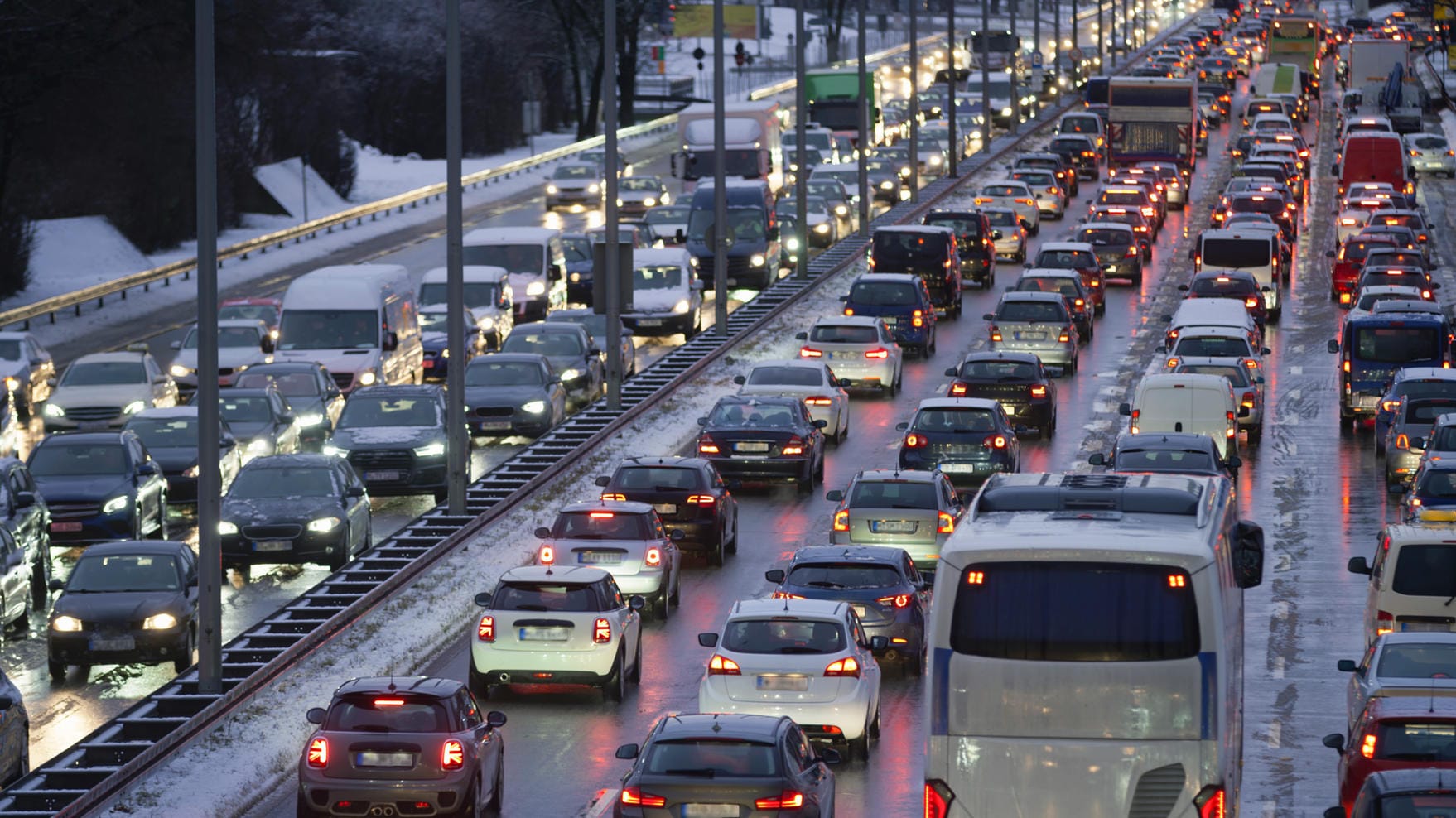 Stauprognose für den Ferienbeginn: Die Reisenden belasten nach Einschätzung der Autoclubs vor allem die Routen nach Süden und Südosten.