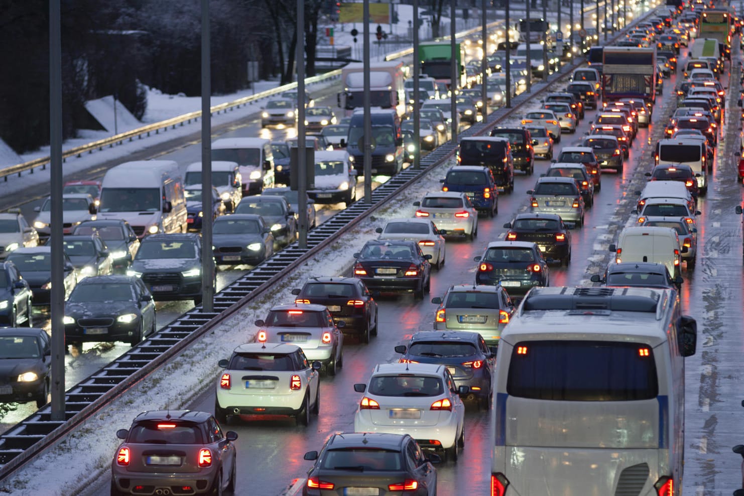 Stauprognose für den Ferienbeginn: Die Reisenden belasten nach Einschätzung der Autoclubs vor allem die Routen nach Süden und Südosten.