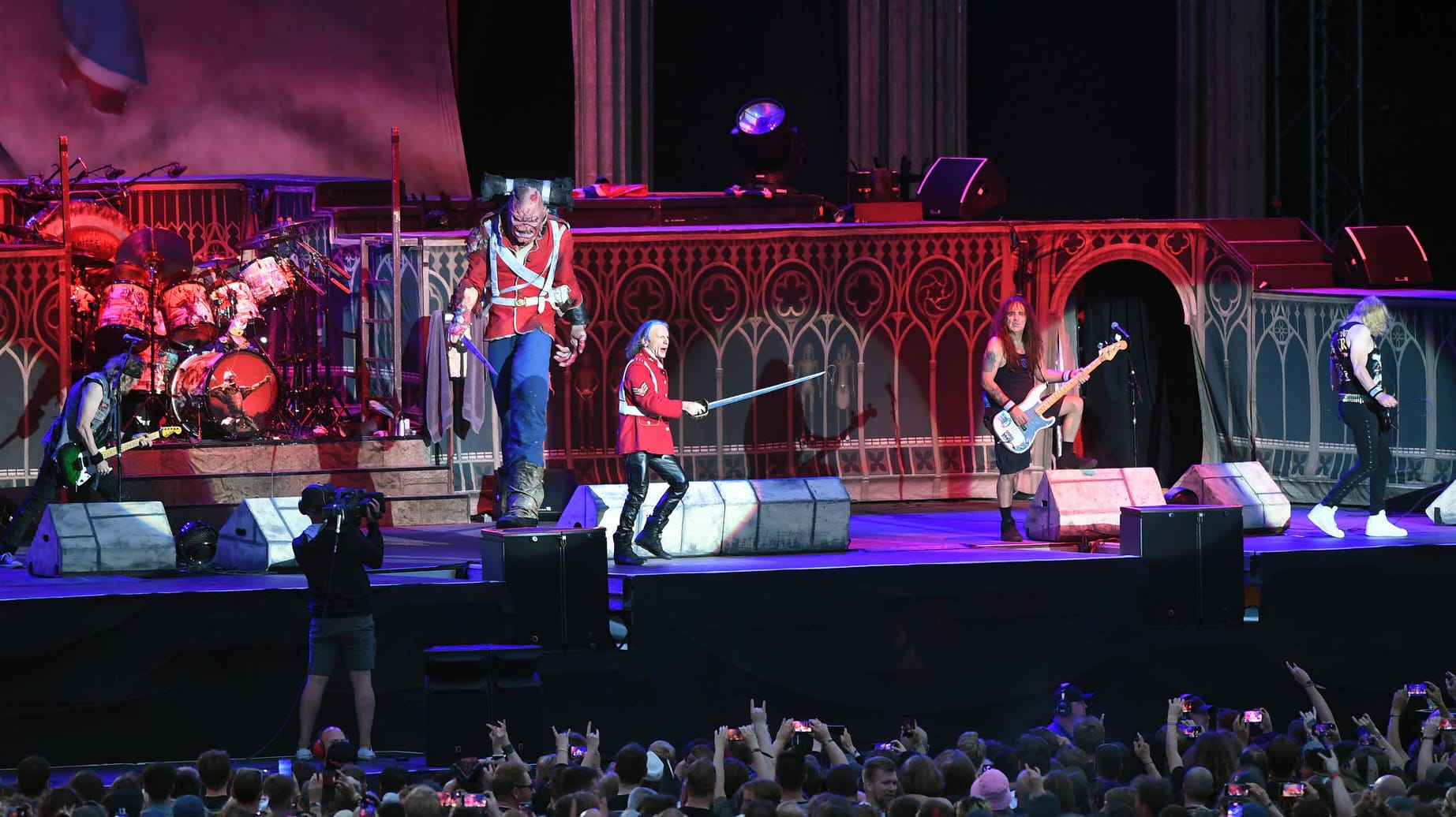 Iron Maiden mit Bandmaskottchen Eddie.