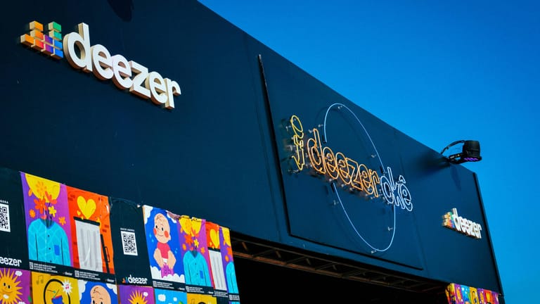 Deezer Logo (Symbolbild): Direkt nach dem Börsendebüt fiel die Aktie des Streaminganbieters deutlich.