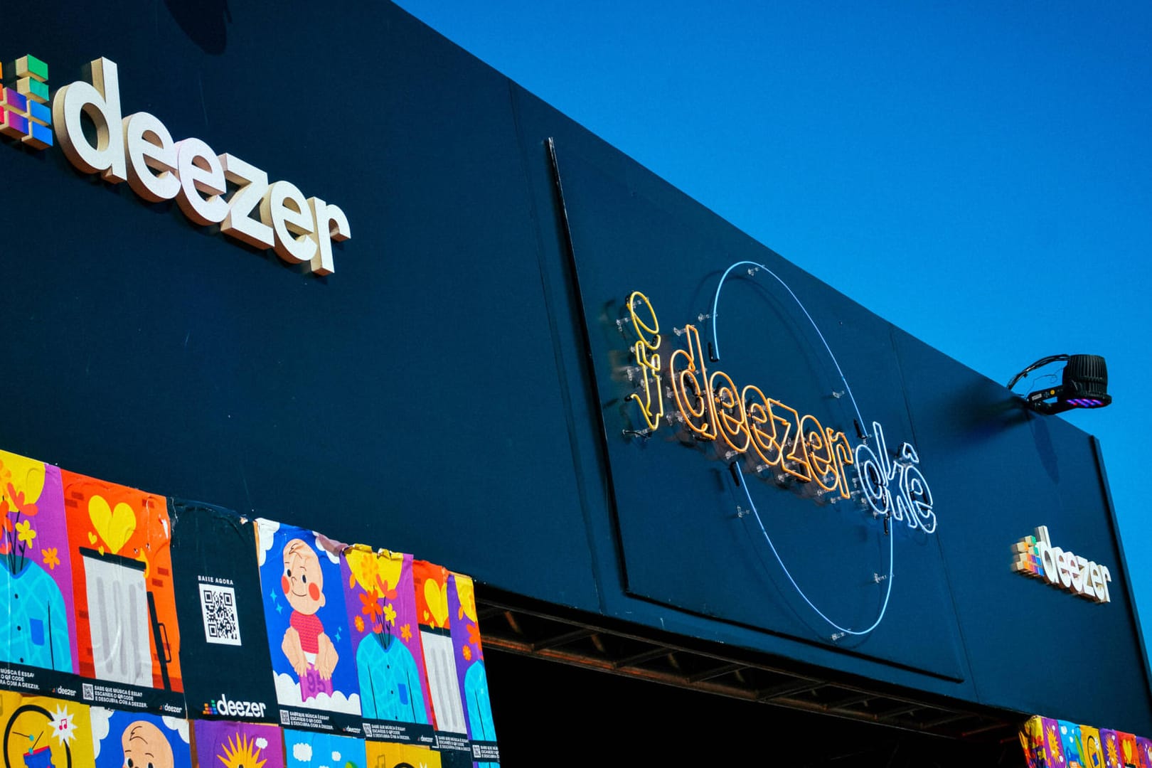 Deezer Logo (Symbolbild): Direkt nach dem Börsendebüt fiel die Aktie des Streaminganbieters deutlich. Deezer Logo (Symbolbild): Direkt nach dem Börsendebüt fiel die Aktie des Streaminganbieters deutlich.