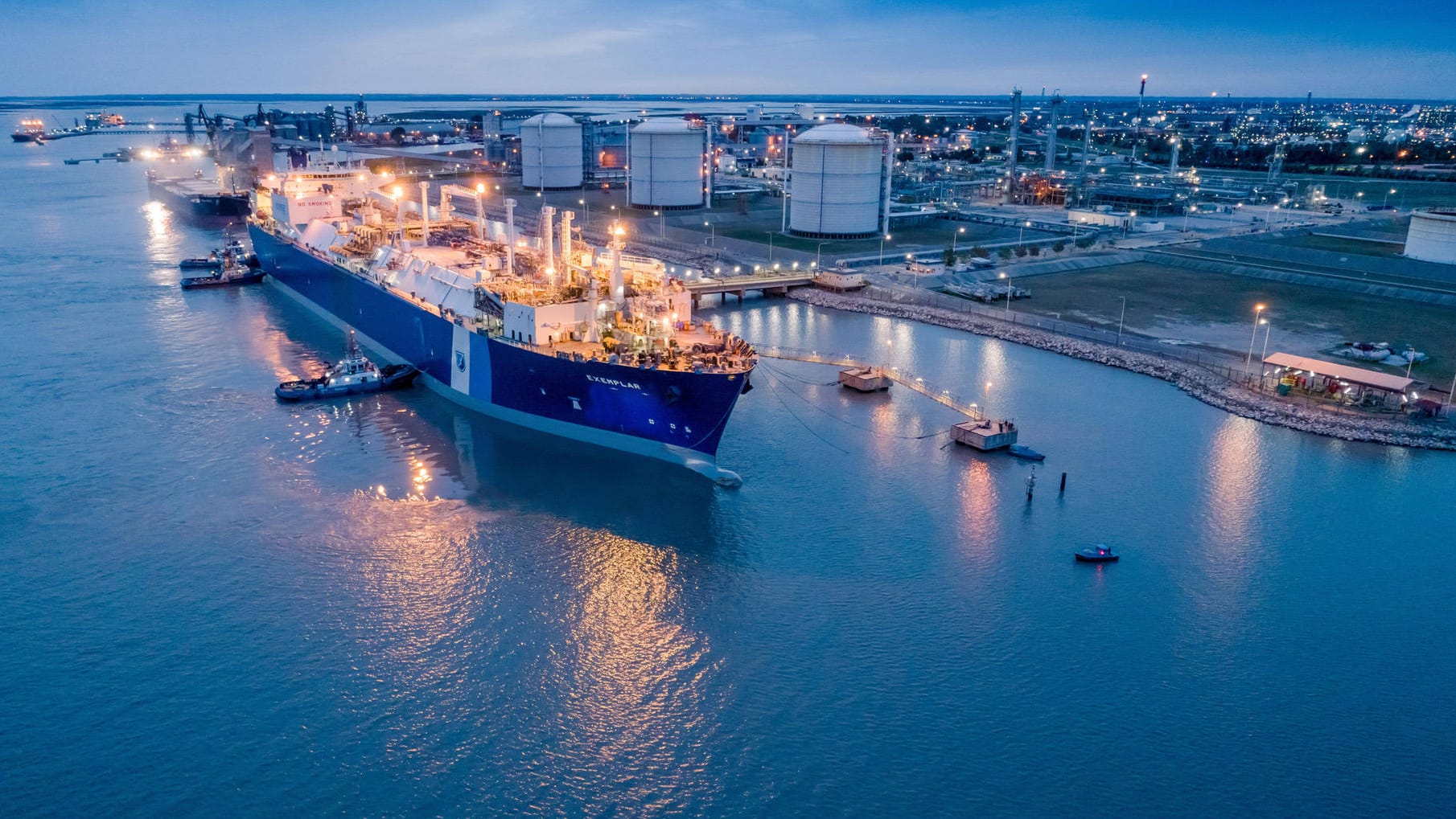 Ein schwimmendes LNG-Terminal im Hafen von Helsinki, Finnland: Mit Flüssiggaslieferungen an solche Terminals ließe Russland sich als Gaslieferant umgehen. Doch ihr Bau würde durch die geplante EU-Taxonomie nicht begünstigt.