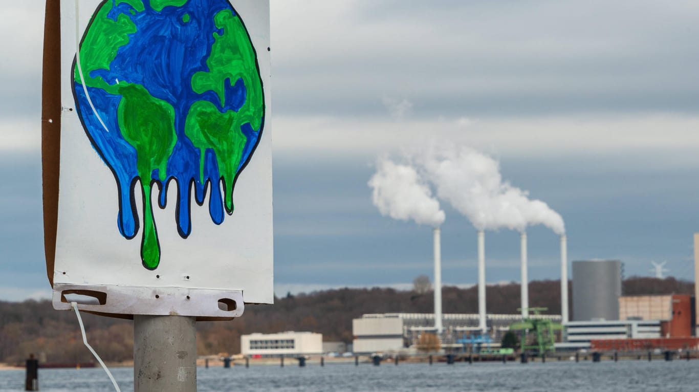 Ein Protestplakat der Klimabewegung vor dem "Küstenkraftwerk" in Kiel: Das Gaskraftwerk produziert Strom und Fernwärme; es gilt als eines der modernsten Heizkraftwerke Europas. Ob es deshalb als "sauber" gelten darf, ist umstritten.