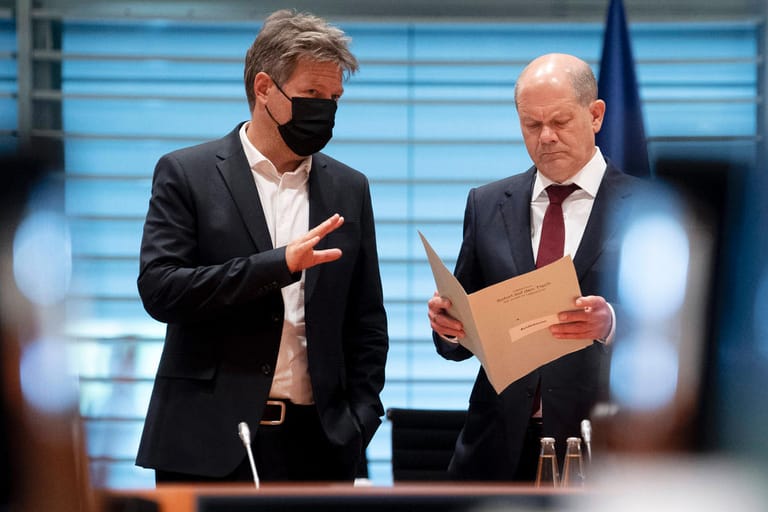 Wer soll das bezahlen? Wirtschaftsminister Robert Habeck und Kanzler Olaf Scholz im Kabinett.