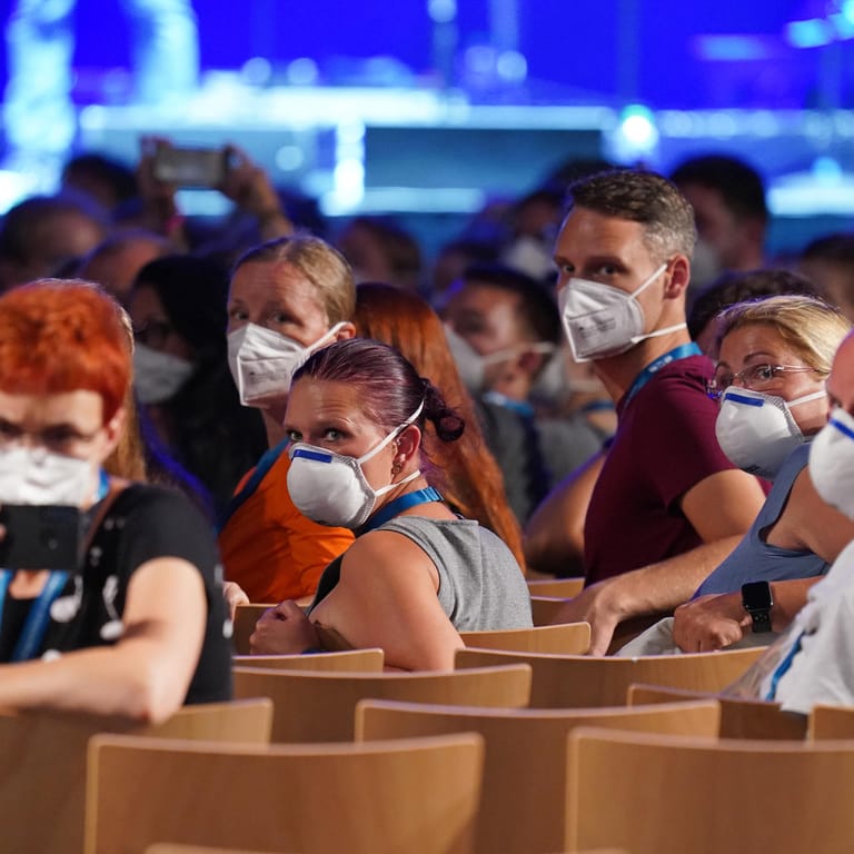 Konzertbesucher mit FFP2-Masken (Archivbild): Der Epidemiologe Kristan Schneider fordert eine neue Maskenpflicht in Innenräumen.