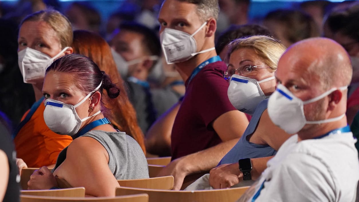 Konzertbesucher mit FFP2-Masken (Archivbild): Der Epidemiologe Kristan Schneider fordert eine neue Maskenpflicht in Innenräumen.