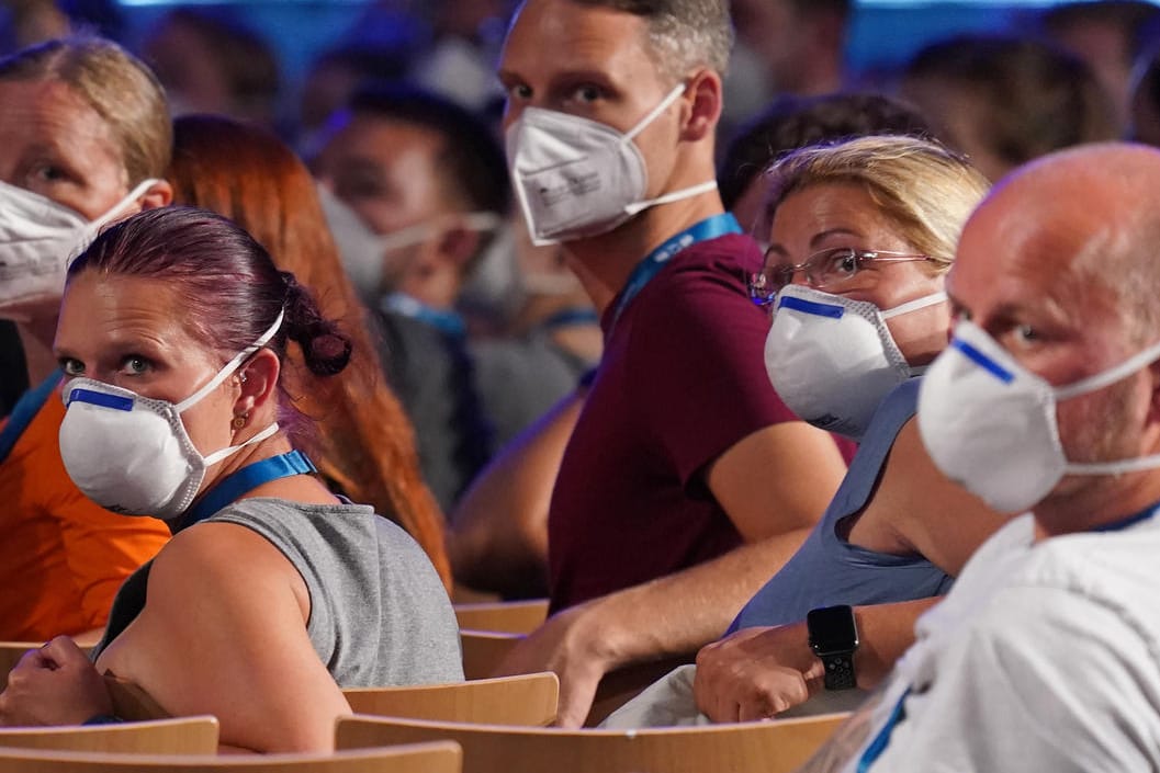 Konzertbesucher mit FFP2-Masken (Archivbild): Der Epidemiologe Kristan Schneider fordert eine neue Maskenpflicht in Innenräumen.