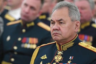Russlands Verteidigungsminister Sergei Schoigu: Zehntausende Wehrpflichtige sollen bereits an ihren "Dienstposten" angekommen sein.
